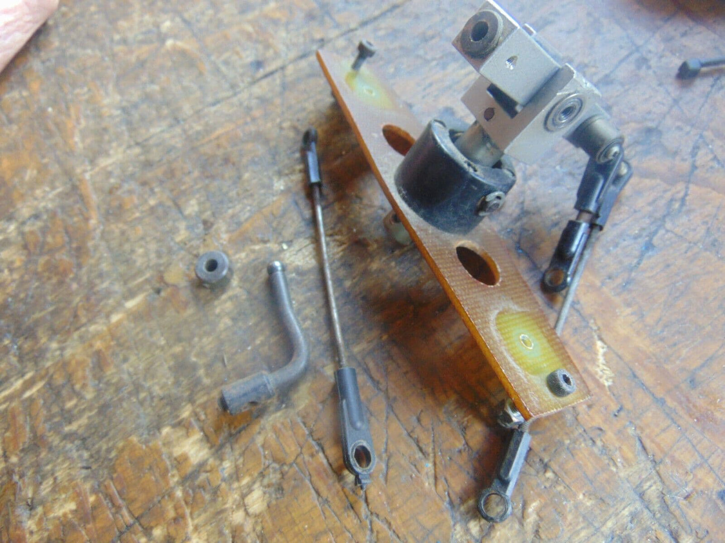 ISHIMASA / GRAUPNER PLAYBOY MAIN ROTOR HEAD & FLYBAR SEESAW ASSEMBLIES