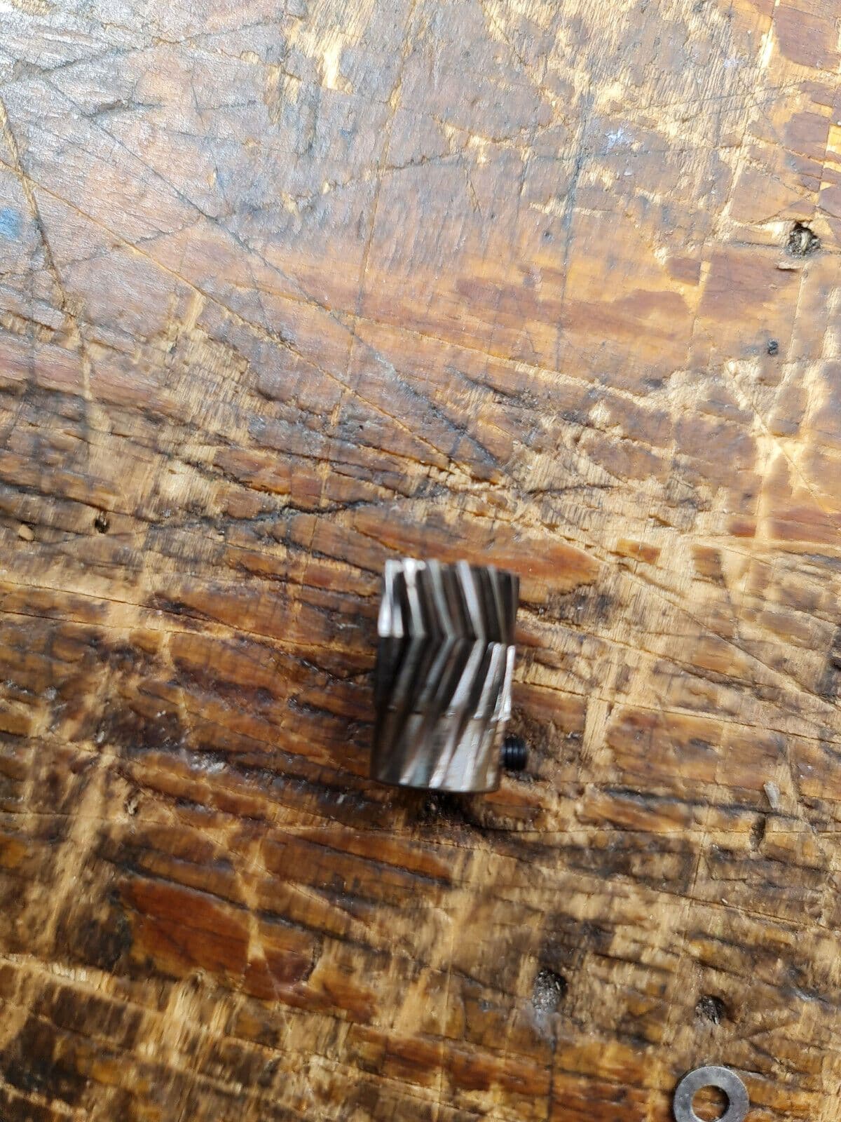 MIKADO LOGO 500 14t HERRING BONE CUT MOTOR PINION