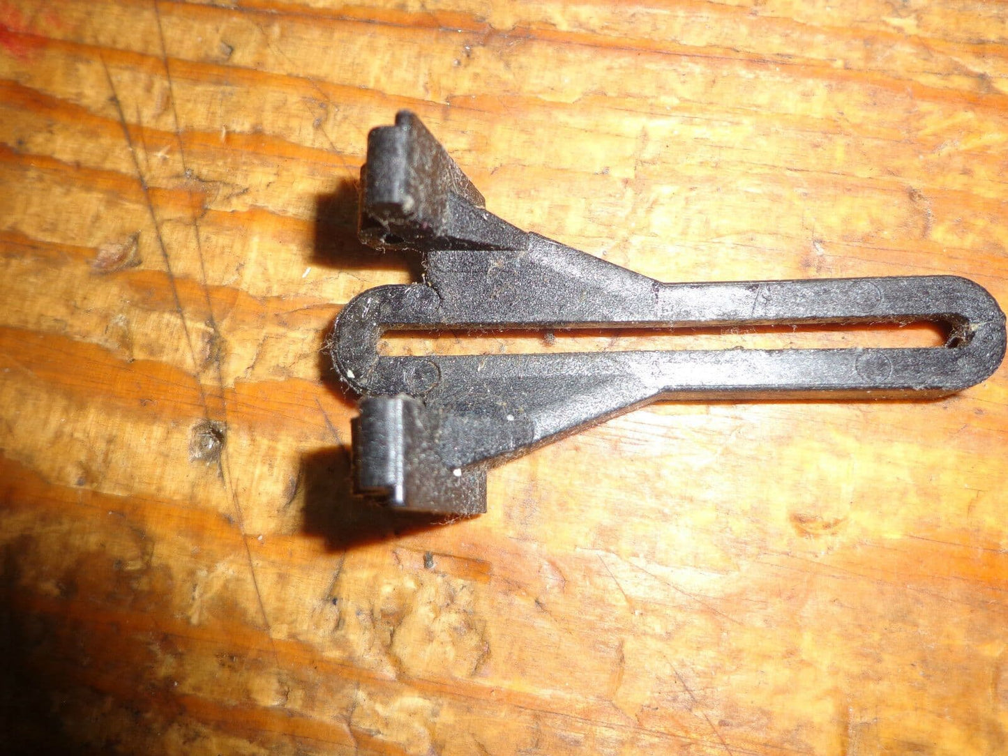 OUTRAGE 550 SWASHPLATE ANTI-ROTATION GUIDE