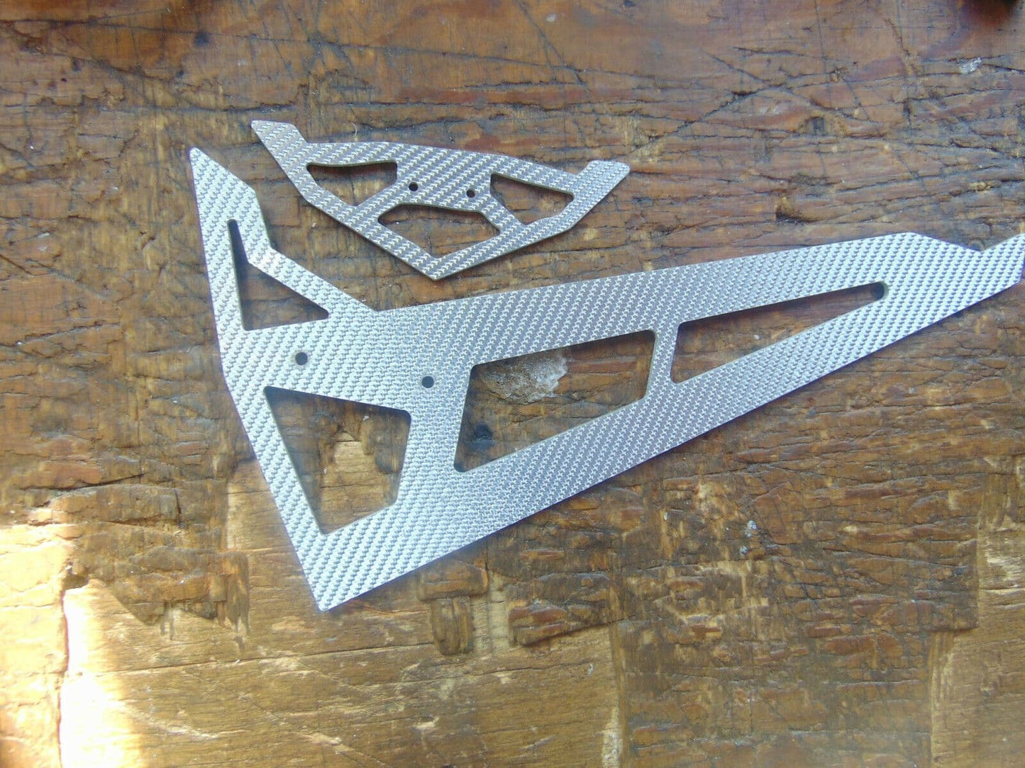 OUTRAGE 550E SILVER CARBON FIBRE TAIL FIN SET