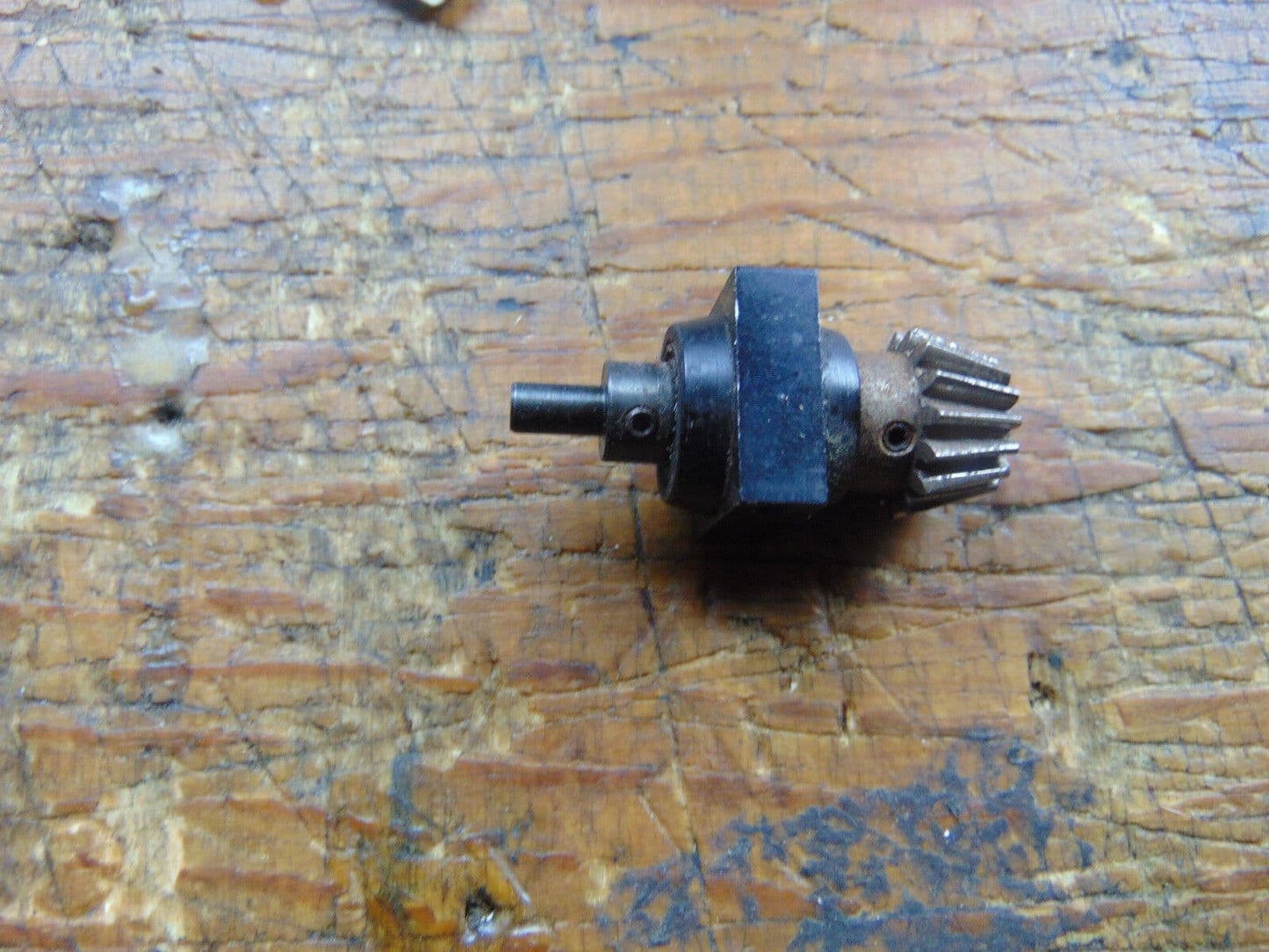 SCHLUTER MAGIC TAIL DRIVE PINION & BEARING