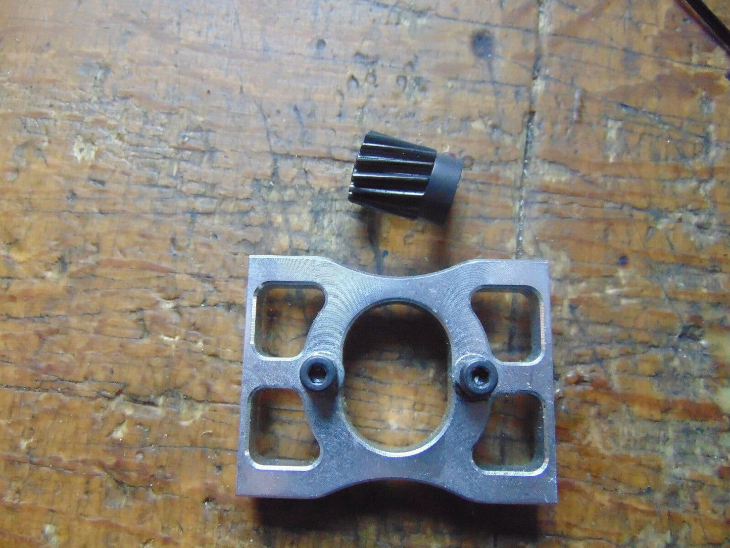 SYNERGY E7 MOTOR MOUNTING & 14T BEVEL PINION