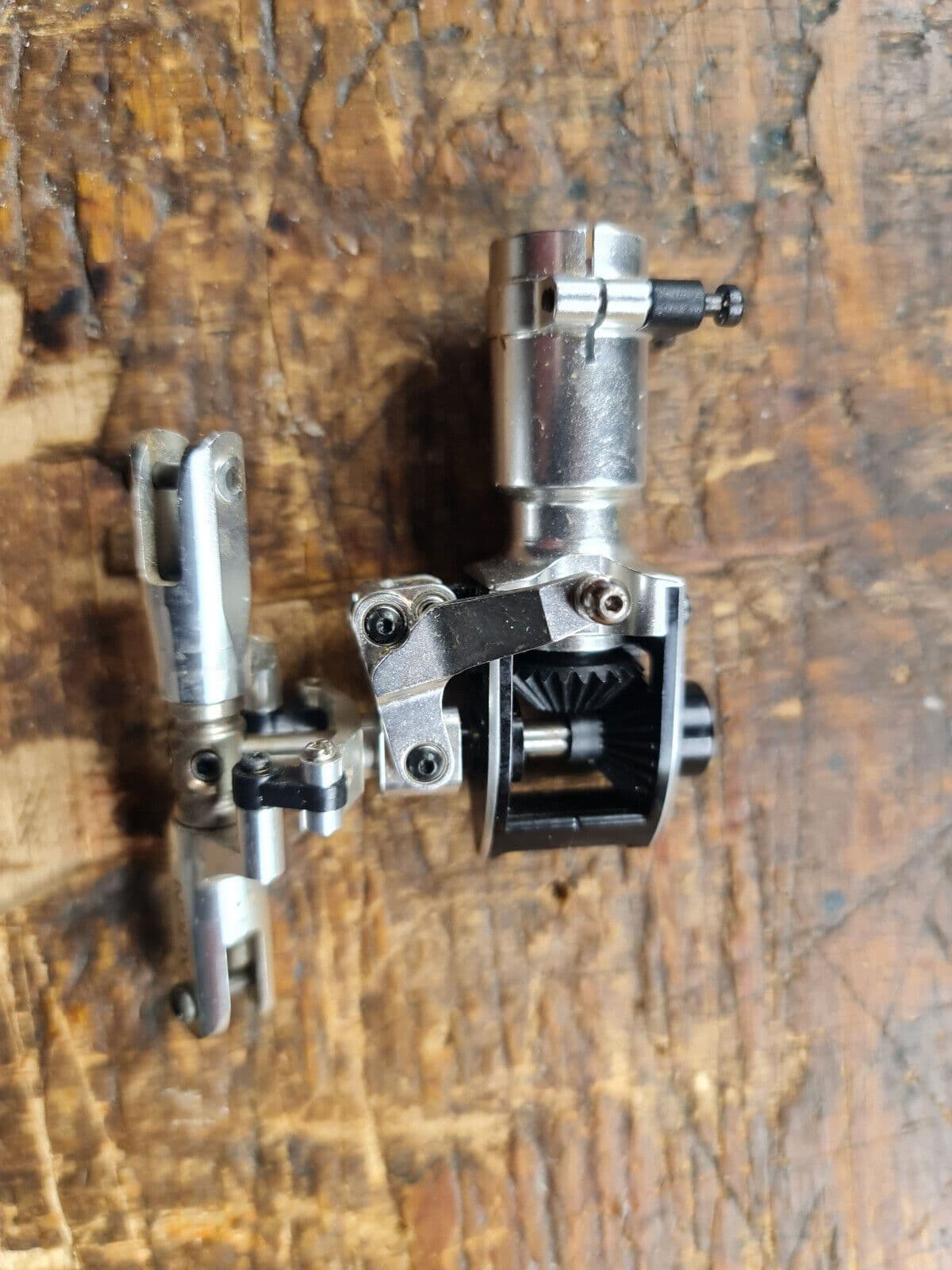 TREX 500L DOMINATOR TAIL ROTOR GEARBOX C/W BEVEL GEARS LATEST TYPE