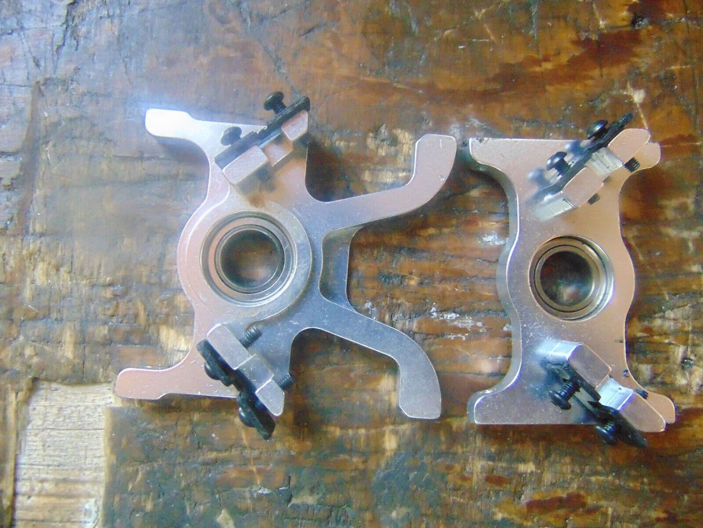 TREX 550L DOMINATOR MAIN BEARINGS & SERVO MOUNTS