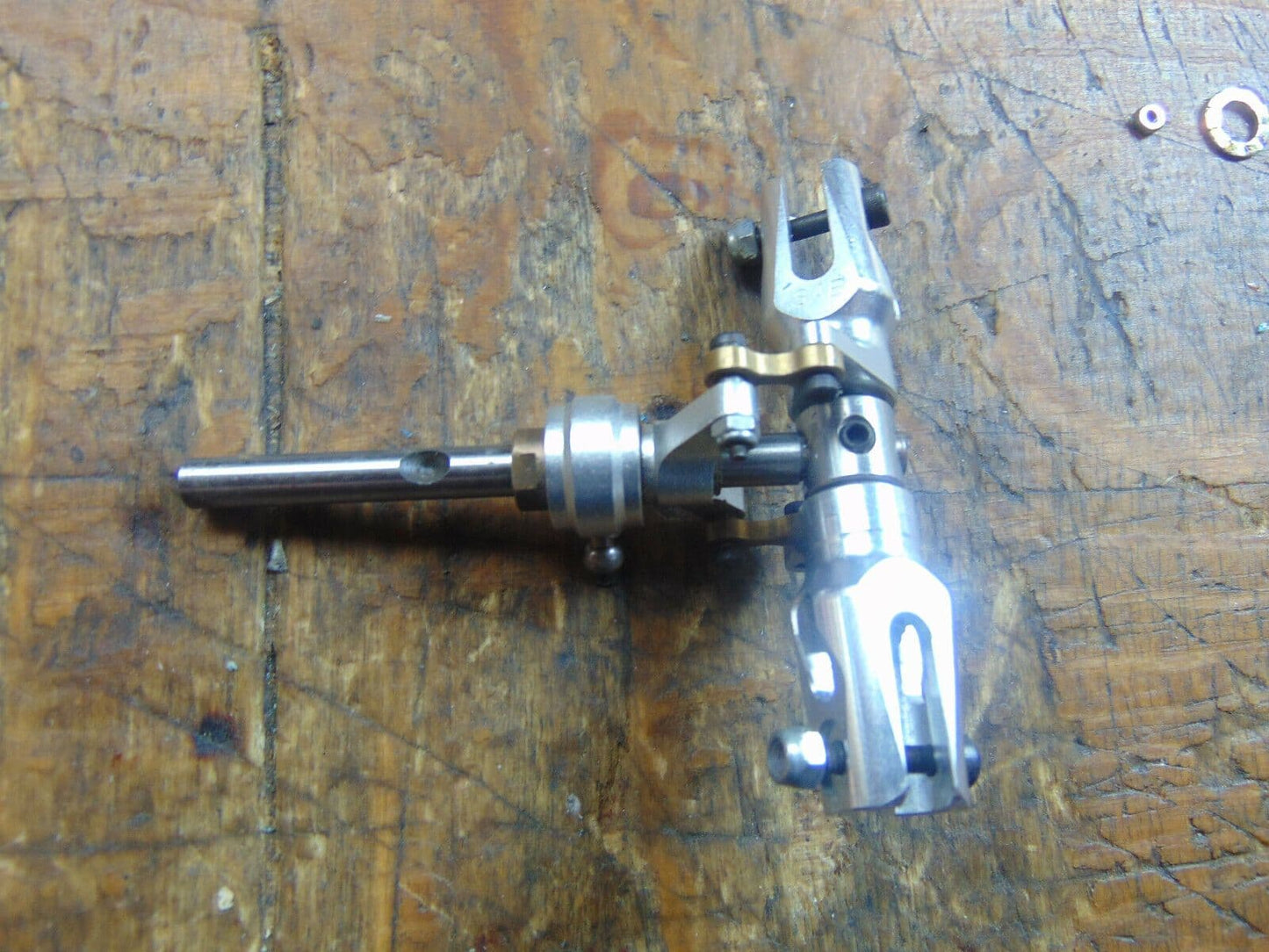 GOBLIN 700 TAIL SPINDLE & PITCH YOKE ASSEMBLY WITH BLADE GRIPS