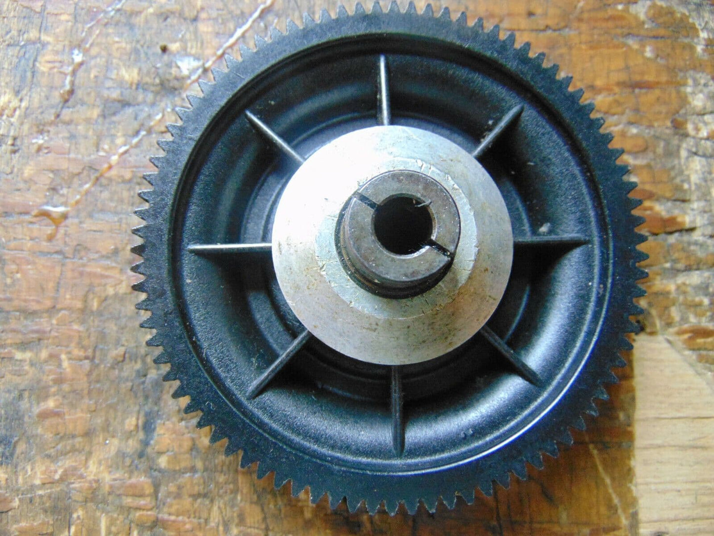 HIROBO FALCON MAIN & TAIL DRIVE GEARS C/W ONE-WAY BEARING