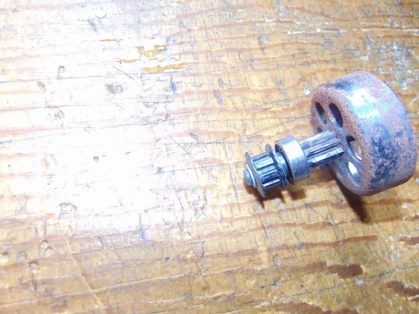 HIROBO SHUTTLE CLUTCH BELL HOUSING & 8T PINION FOR EARLY TYPE PLASTIC CLUTCH