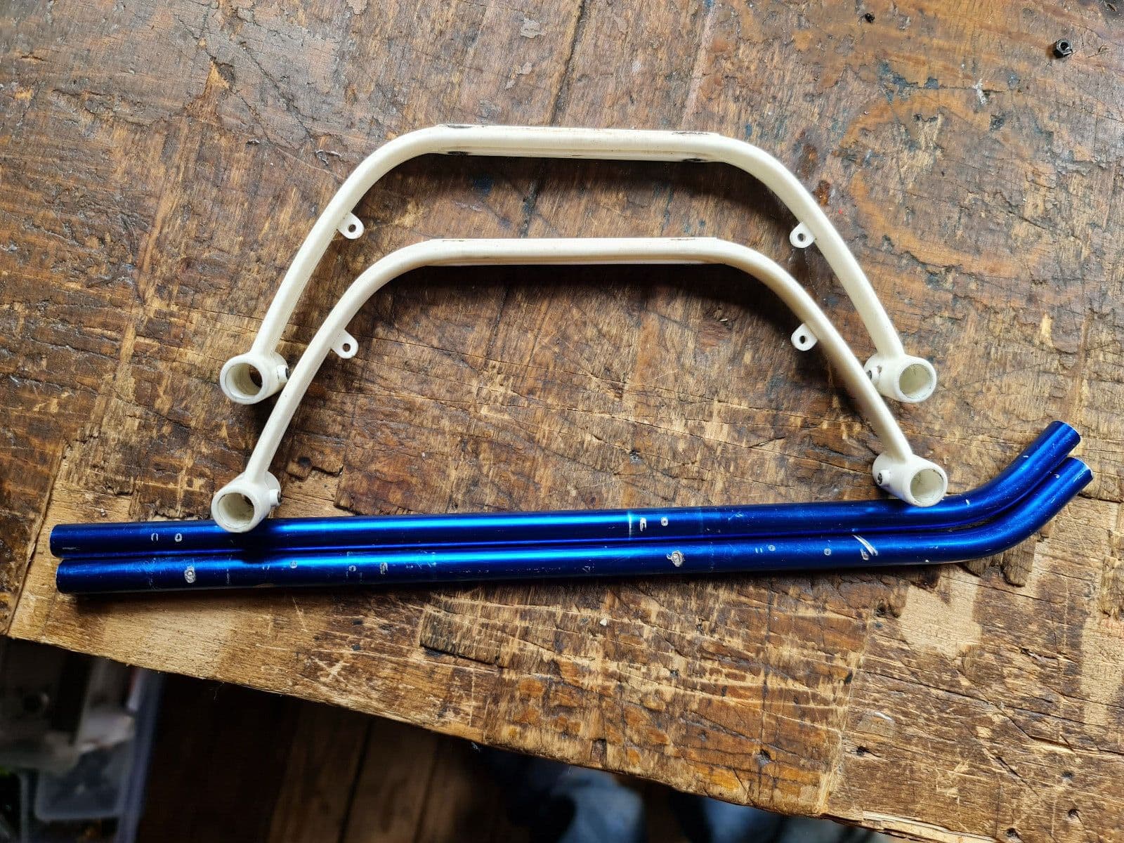 HIROBO SHUTTLE WHITE LANDING STRUTS & BLUE SKIDS – RCHeliTrader