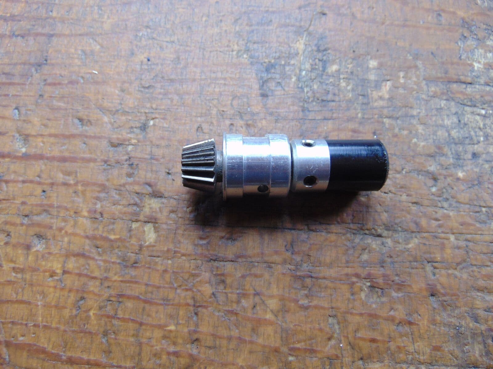 JR VIGOR TAIL DRIVE PINION ASSEMBLY – RCHeliTrader