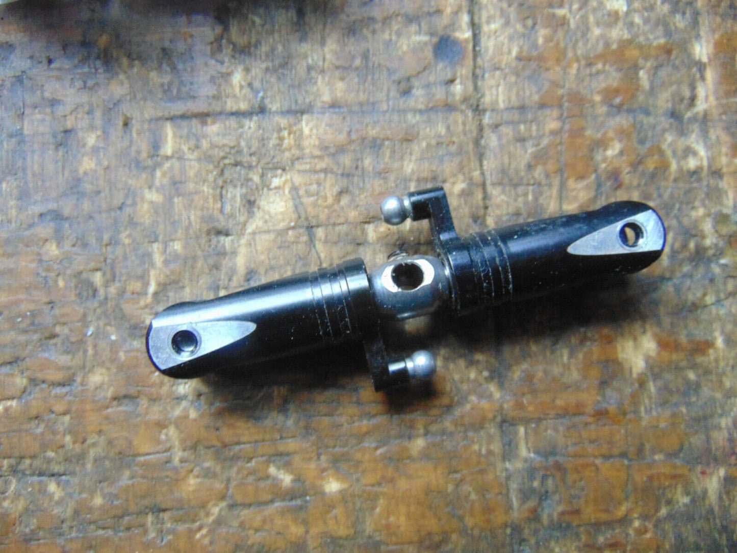 KDS AGILE 5.5 TAIL ROTOR SPINDLE & BLADE GRIPS
