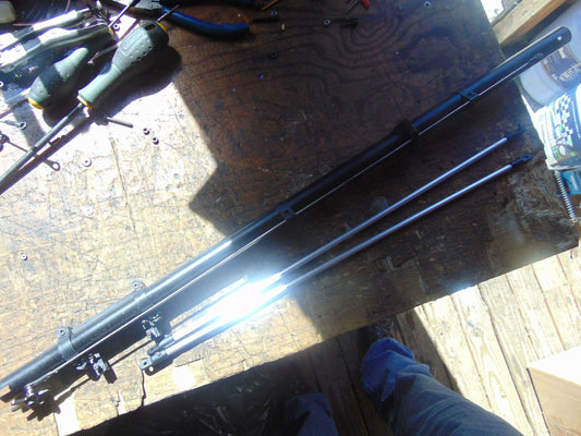 KYOSHO CALIBER 30 TAIL BOOM ASSEMBLY C/W SERVO MOUNT PITCH ROD & SUPPORTS