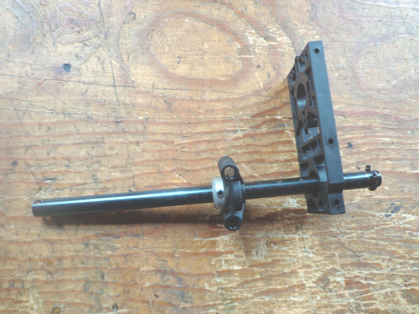 MIKADO LOGO 10 MAIN ROTOR SHAFT C/W BEARINGS & MOUNTINGS