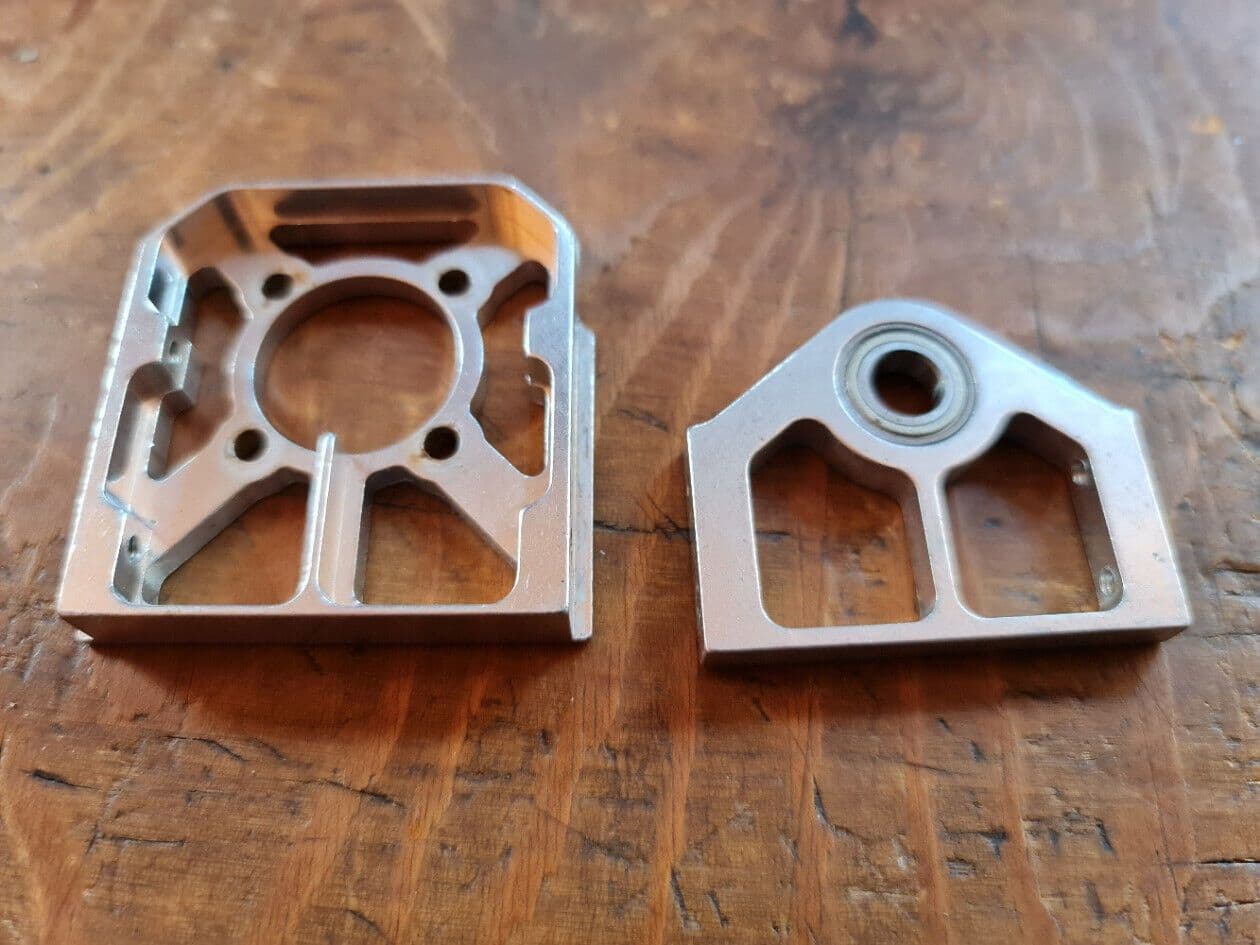 MIKADO LOGO 800 XXTREME MOTOR MOUNTINGS 04544 & 04545