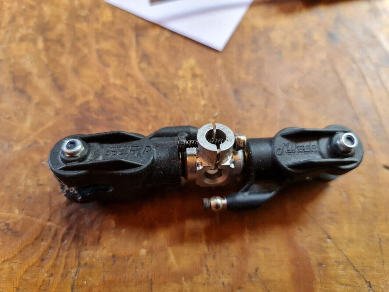 MIKADO LOGO 800 XXTREME TAIL ROTOR SPINDLE & BLADE GRIPS