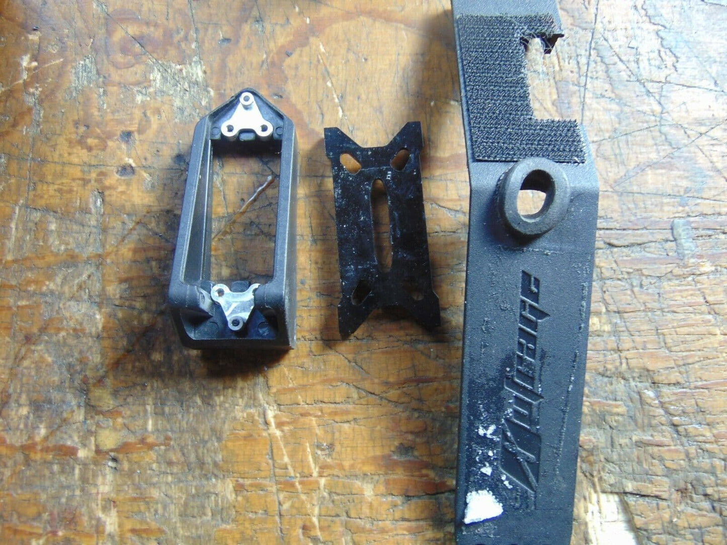 OUTRAGE FUSION 50 BATTERY TRAY, FRAME SPACER & SERVO MOUNTING