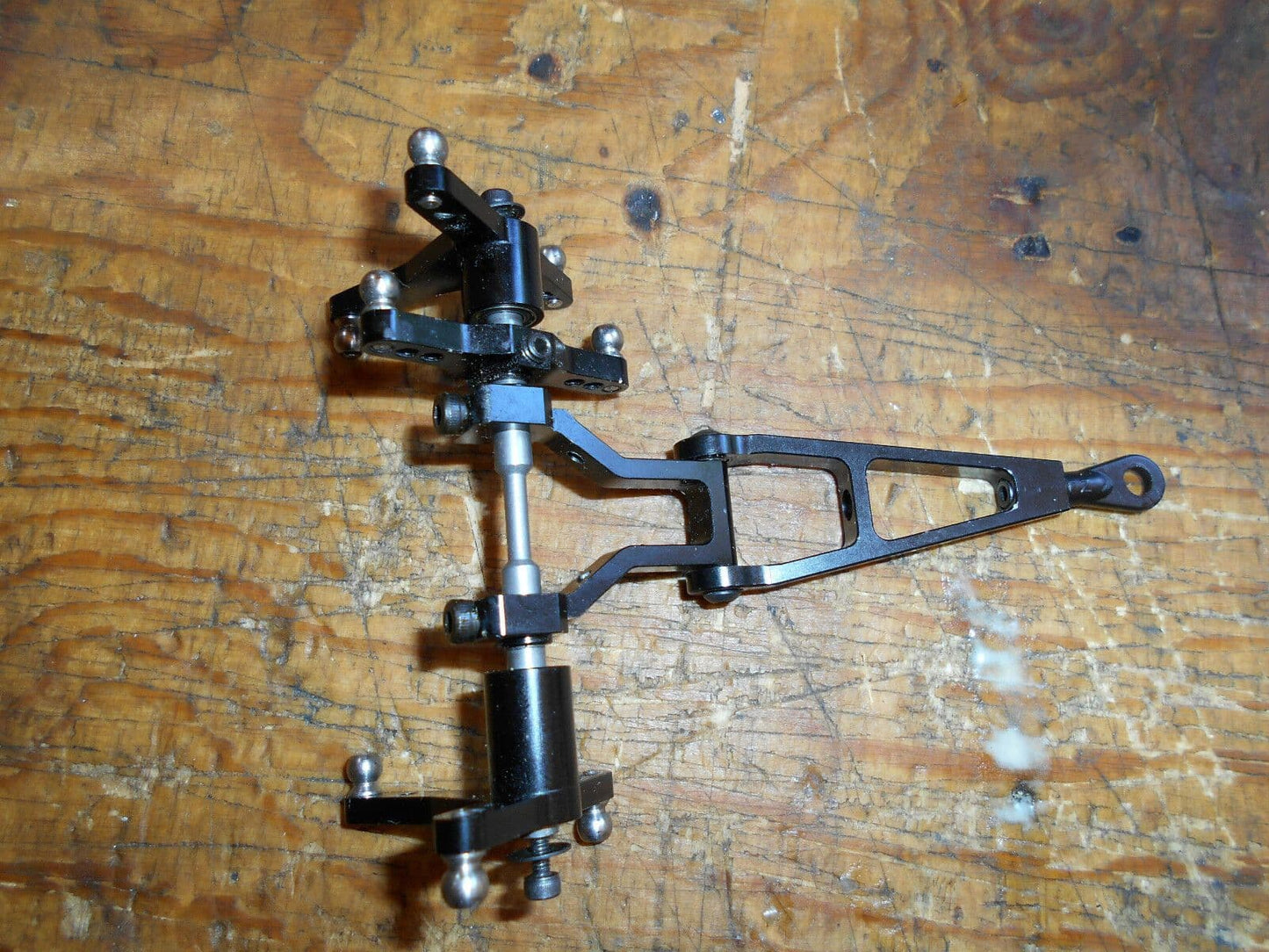 OUTRAGE VELOCITY 90 ELEVATOR & AILERON CONTROL ARM ASSEMBLY