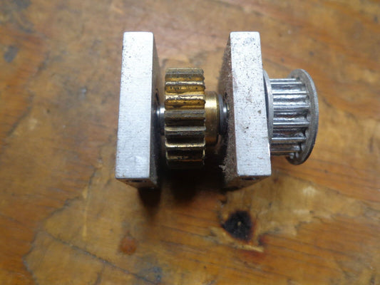 QUICK 15 /18 TAIL DRIVE PINION WITH BEARINGS & MOUNTINGS