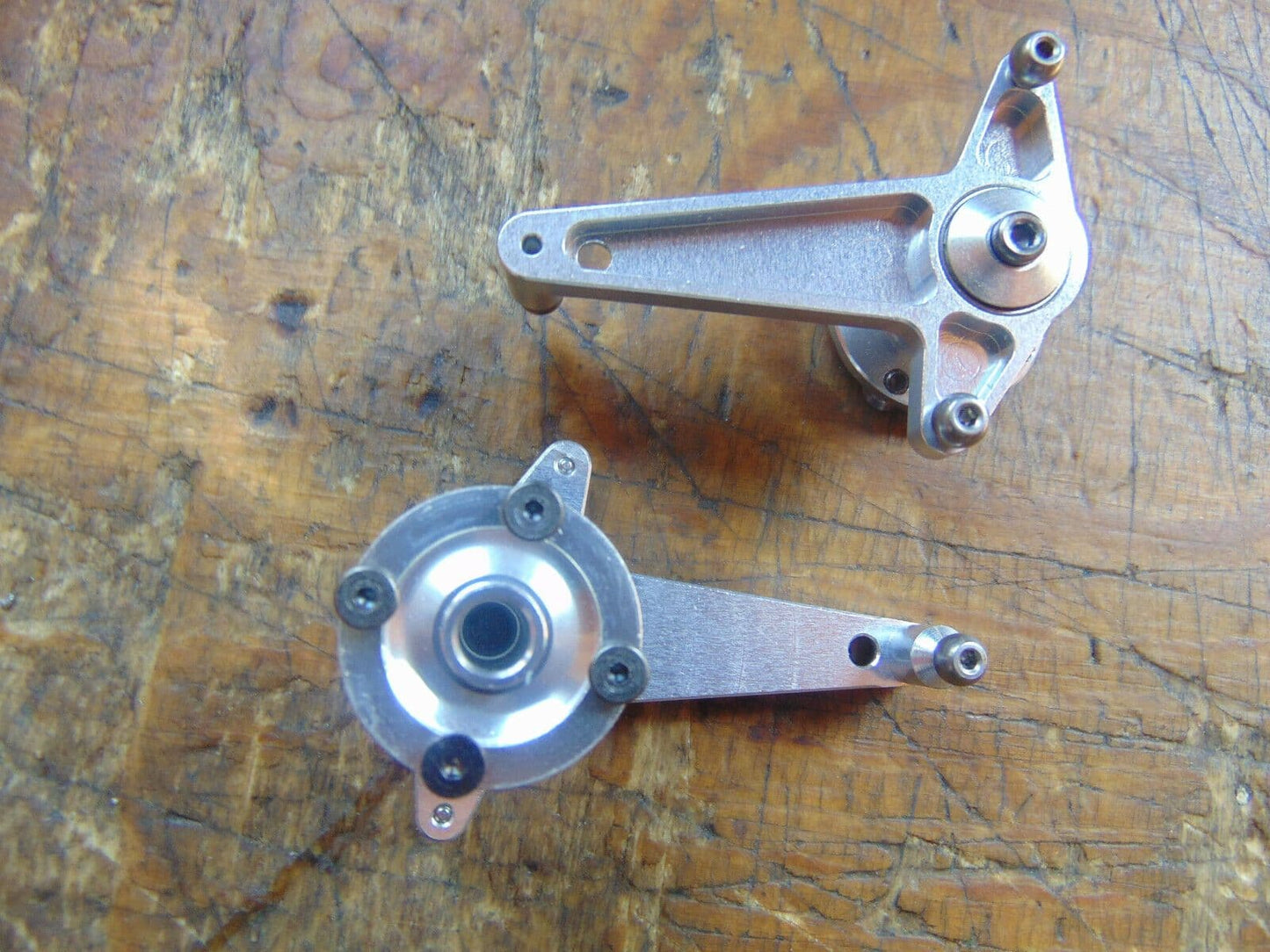 RAPTOR E700 ALLOY AILERON CONTROL ARMS & BEARINGS