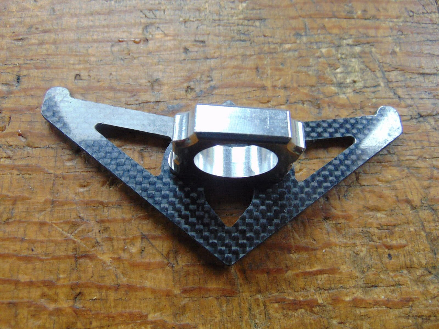 RAVE BALLISTIC 700E CARBON FIBRE HORIZONTAL FIN & ALLOY MOUNTING BRACKET