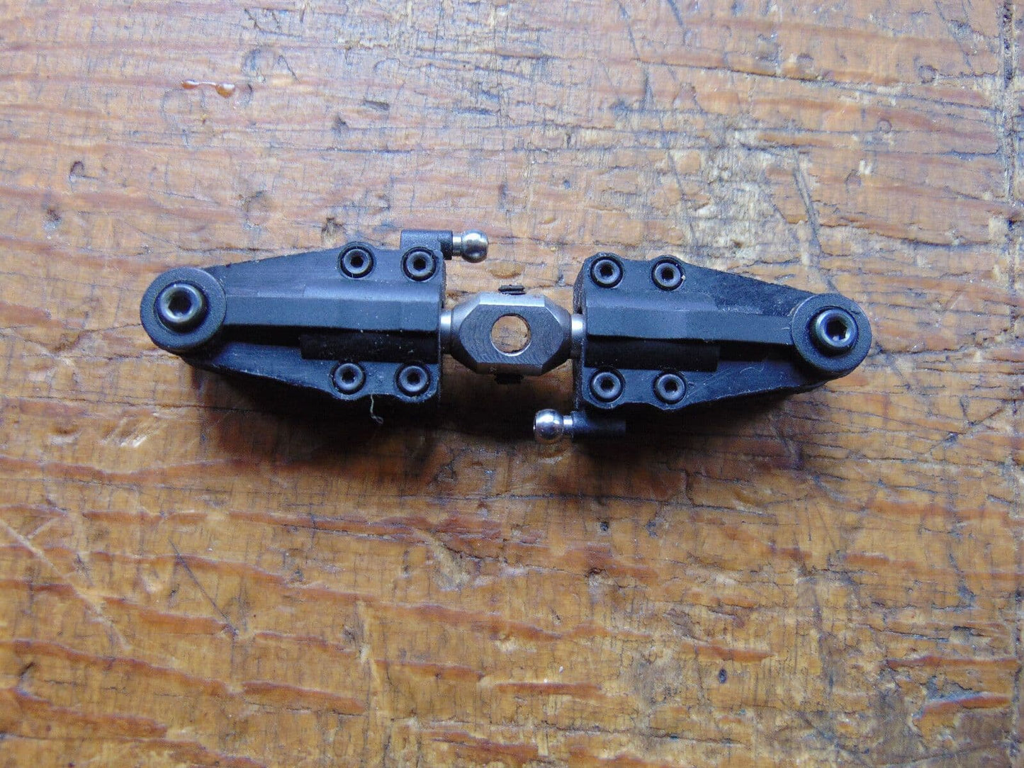 RAVE BALLISTIC 700E TAIL ROTOR SPINDLE & BLADE GRIPS