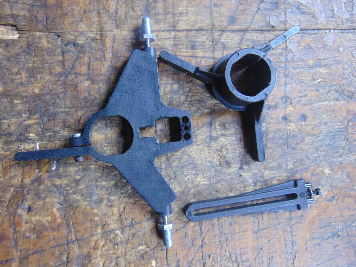 ROBBE SPIRIT L-16 CYCLIC SERVO MOUNTINGS & ANTI-ROTATION GUIDE