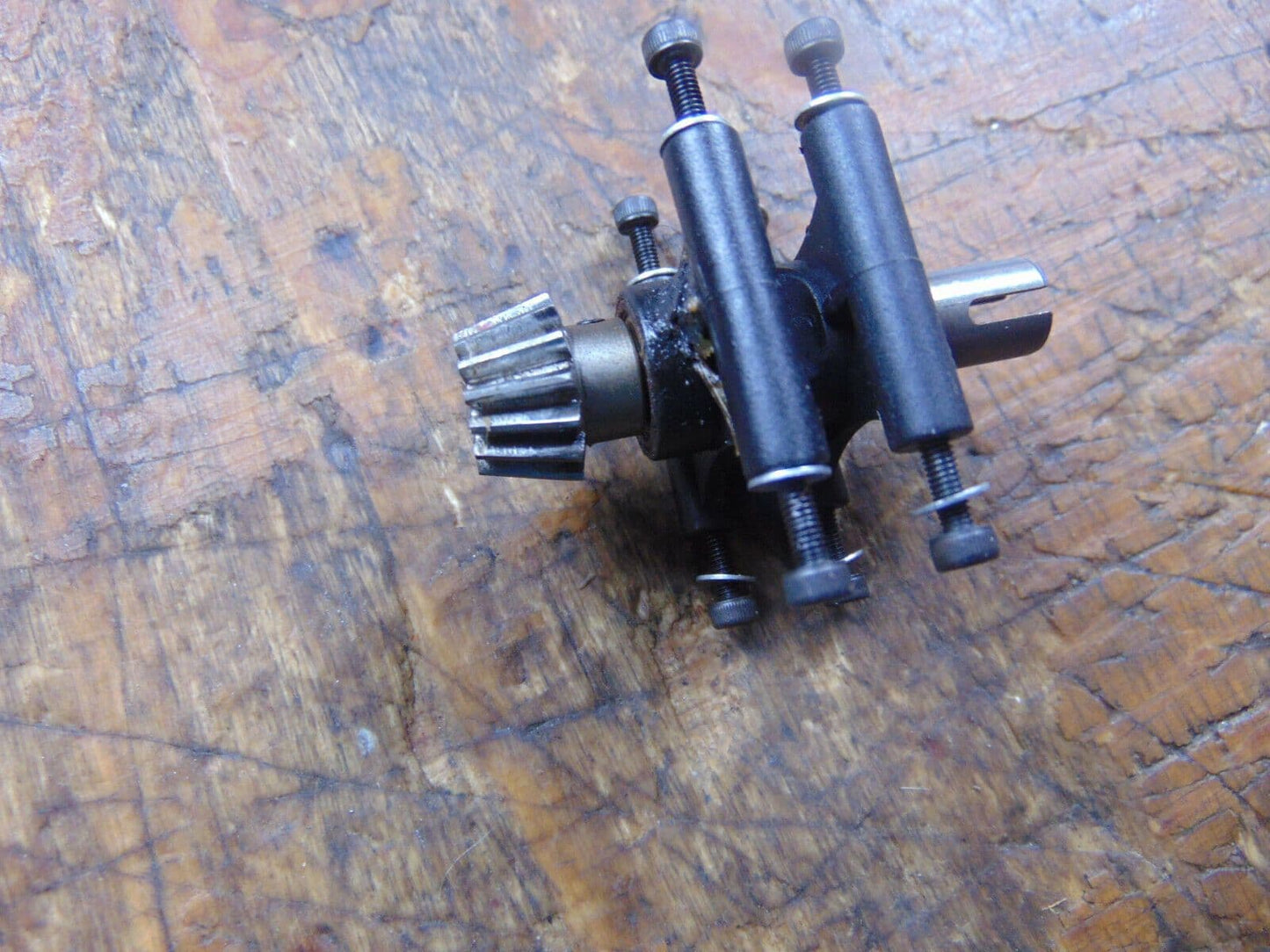 ROBBE SPIRIT L-16 TAIL DRIVE PINION ASSEMBLY