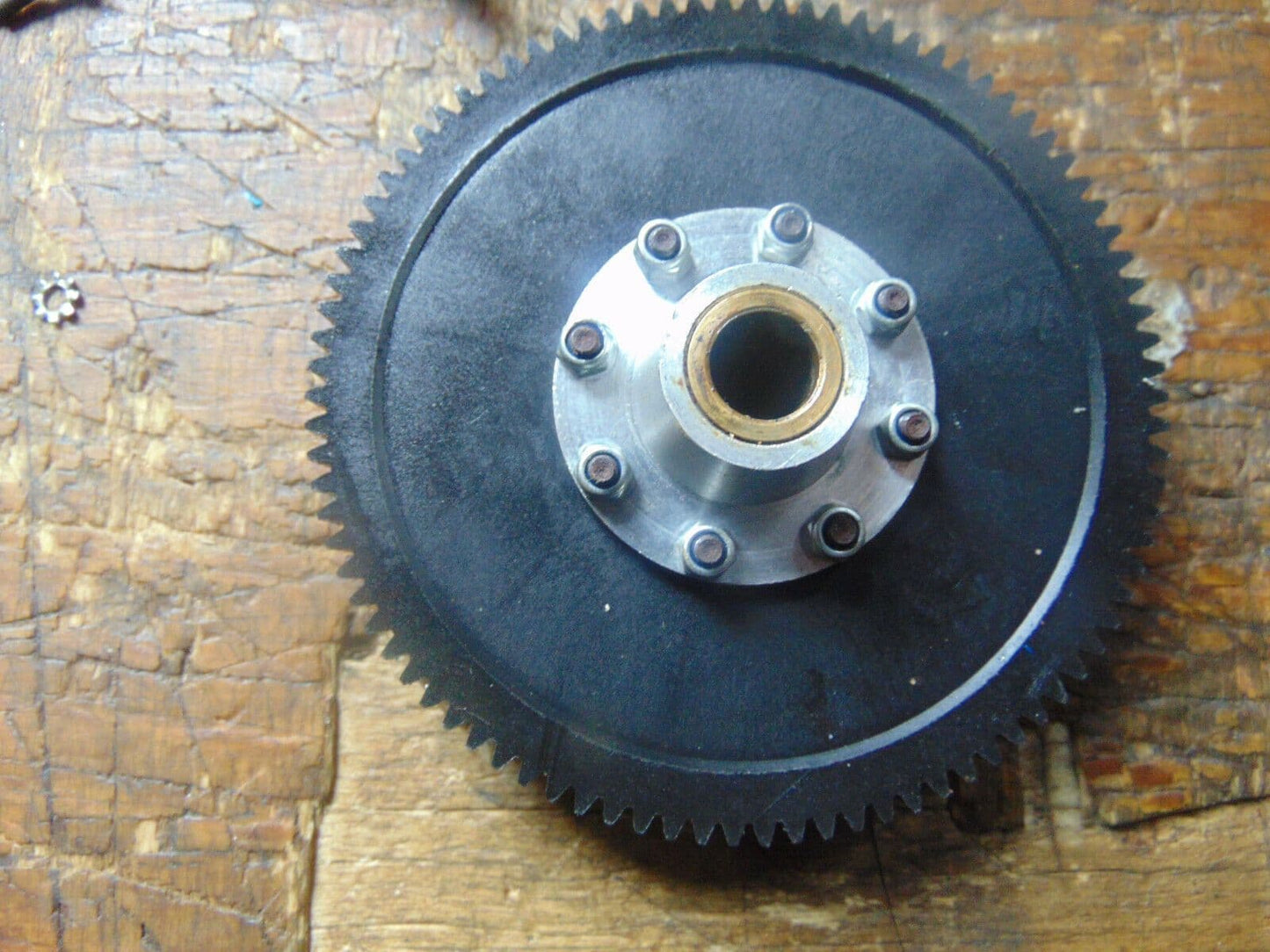 SCHLUTER JUNIOR 50 MAIN SHAFT DRIVE GEAR C/W ONE-WAY BEARING UNUSED