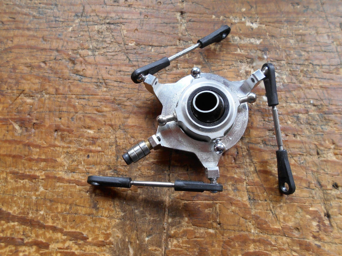 SYNERGY E7SE FLYBARLESS SWASH PLATE C/W SERVO LINKS