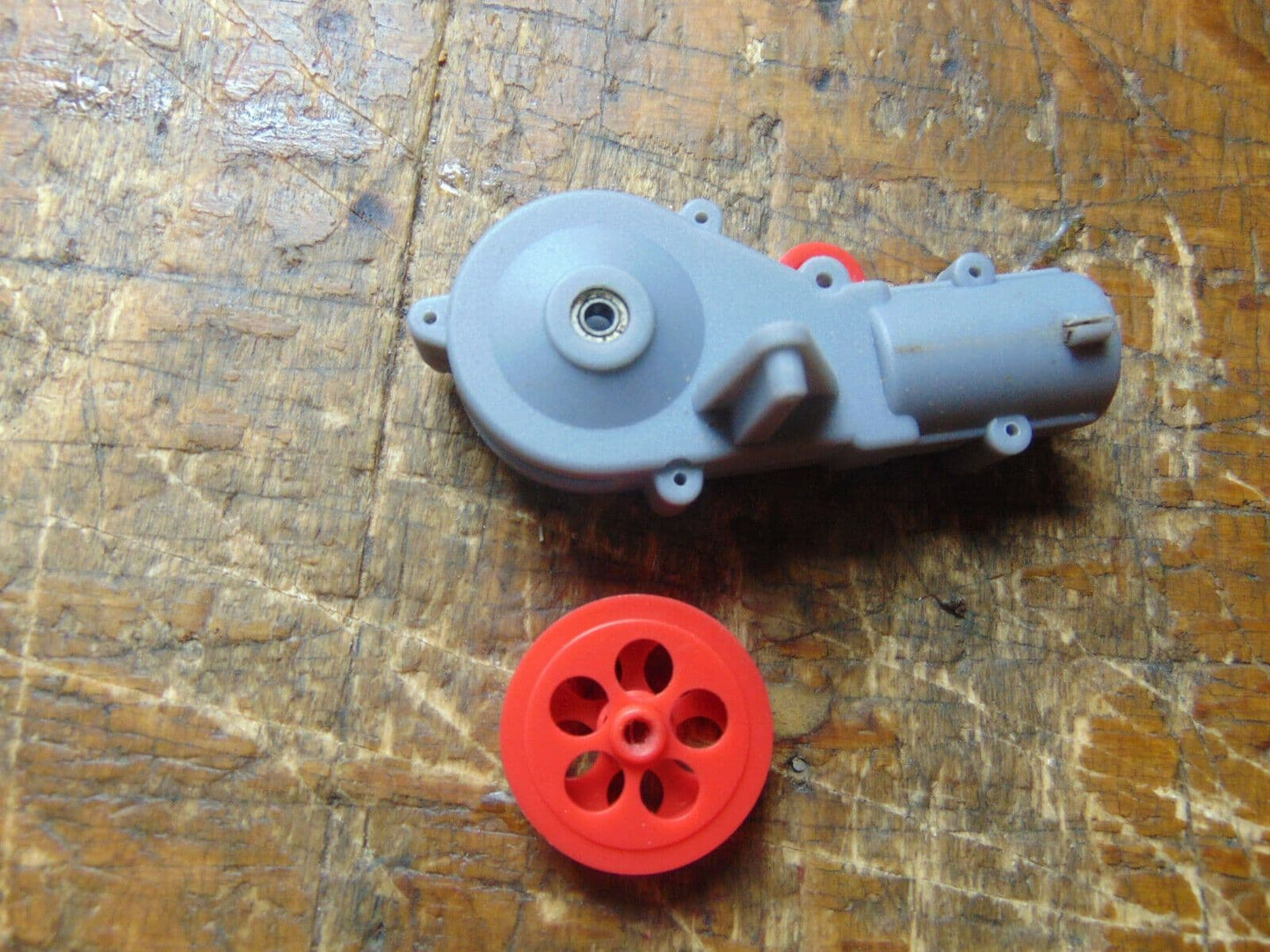 THUNDER TIGER INNOVATOR TAIL ROTOR GEARBOX CASE & DRIVE PINION